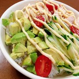 鶏とアボカドの丼